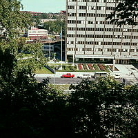 Vy från slutet av Smedsbacksgatan mot Philipshuset på Tegeluddsvägen