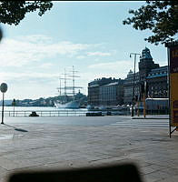 Vy från Nybrohamnen mot Nybrokajen. Norskt skolfartyg, Statsraad Lehmkuhl, vid kaj. Arenateaterbåten vid Strand Hôtel.