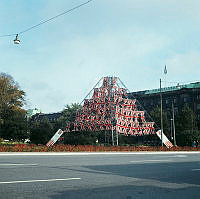 Pyramidformad ställning med brittiska flaggor på Karl XII:s Torg under Brittiska veckan 1968.