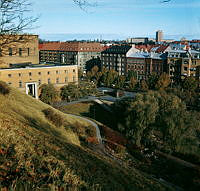 Vy från Observatoriekullen i riktning mot korsningen av Sveavägen och Odengatan. Närmast Stadsbiblioteket.