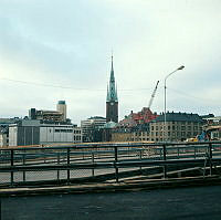 Vy från Brunkebergstorg genom rivna kvarter mot Klara kyrka.