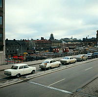 Vy åt SO från Stockholmsterrassen över Malmskillnadsgatan och halvrivna kvarter (Åskslaget & Trollhättan) mot hus vid Regeringsgatan.