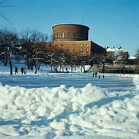 Skridskobanan i Observatorielundens plaskdamm sedd mot Stadsbiblioteket.