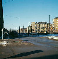 Vy västerut från korsningen av Banérgatan och Valhallavägen. Beskurna träd i Valhallavägens allé.