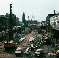 Pålningsarbete i det utgävda kvarteret Elefanten. Vy från Drottninggatan åt sydväst. I fonden Stadshuset.