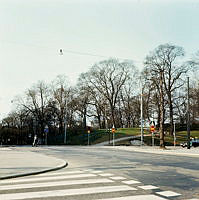 Vy från korsningen av Sturegatan och Karlavägen mot Floras kulle i Humlegården.