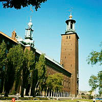 Stadshuset; södra fasaden, tornet och del av trädgården.