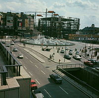 Sergelstorgsrondellen sedd från gångbron över Mäster Samuelsgatan vid Stockholmsterrassens norra ände. Påbörjat byggande av Kulturhuset.