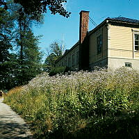 Djurgården; byggnad ca 100 m. norr om Rosendals Slott. Vy längs De Besches Väg åt öster.