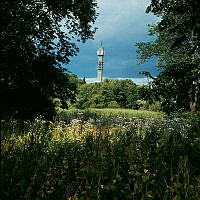 Kaknästornet sett från Djurgården.