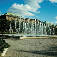 Fontänen i Kungsträdgården sedd från parkens nordvästra del mot Kungsträdgårdsgatan.