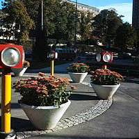 Låga trafik-/parkljus och blomsterurnor i trafikfri rondelliknande plats vid Ingemarsgatan 1. Vy åt öster.