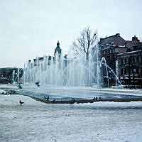 Fontänen sprutar i ett folktomt Kungsträdgården, julafton 1969. Vy åt söder, i bakgrunden Jakobs Kyrka.