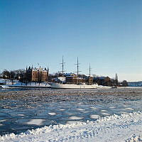 Amiralitetshuset och af Chapman från Skeppsbrokajen.