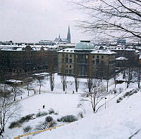 Observatorielunden i snö; vy från kullen åt SV mot Handelshögskolan. Skridskobana vid skolans norra fasad. I fonden Johannes kyrka.