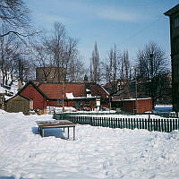 Aprilsnö i Observatorielunden. Parkleken vid Handelshögskolan sedd söderifrån.