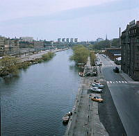 Vy österut längs Kungsholms Strand och Barnhusviken från Sankt Eriksbron. I fonden Hötorgsskraporna.