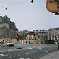 Kungsträdgårdsgatan vid Hamngatan. Vy mot kv. Hästen med de nästan helt nedrivna Sagerska husen. I bakgrunden kv. Torsken (nu rivet).