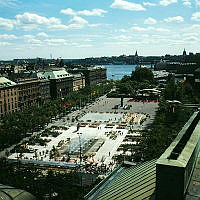 Kungsträdgården och fasaderna längs Kungsträdgårdsgatan sedda från NK:s takterrass.