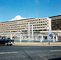 Sergels Torg; fontänen sedd mot Skandinaviska Bankens hus (med Stockholmsterrrassen) i början av Sveavägen.