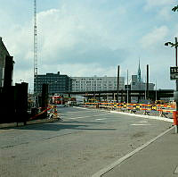 Tillfällig omdragning av Hamngatan. T.v. gaveln av  Regeringsgatan 30 i kv. Spektern. Vy mot Hotel Sergel Plaza och Kulturhuset i kv. Skansen.