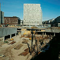 Från Malmskillnadsgatan norrut mot ett helt utgrävt Brunkebergstorg och förintat kv. Fyrmörsaren. T.v. gaveln till det halvfärdiga Kulturhuset.