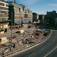 Tillfällig omdragning av Hamngatan genom kv. Trollhättan. Gatuarbeten och byggmaterial. Vy från Malmskillnadsgatan åt nordost mot NK.