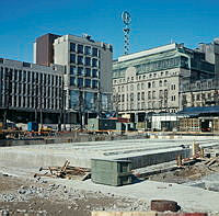 Anläggningsarbete för ny fontän i Kungsträdgården. I bakgrunden Sverigehuset och NK.