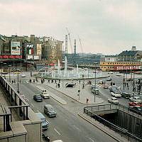 Sveavägen och fontänen vid Sergels Torg. Kvarteret Fyrmörsaren halvrivet och byggnadsarbeten påbörjade för Kulturhuset i kvarteret Skansen.