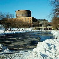 Från plaskdammen i Observatorielunden mot Stadsbiblioteket. Plaskdammens skridskois under avsmältning.