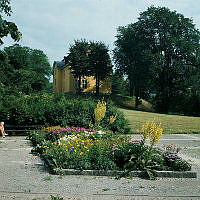 Blomsterrabatt söder om Tekniska museet.