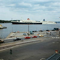 Kryssningsfartyg för ankar på Strömmen: Statendam (Holl.) och Regina Magna (Grekl.). Vy från Östra Slussgatan, i förgrunden Stadsgårdsleden.