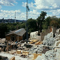 Nytt aphus under byggnad på Skansen. T.v. den byggnad som senare kom att inrymma Skansen-Akvariet.