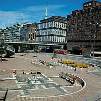 Södra delen av Järnvägsparken och Vasagatan. T.h. hotell Sheraton.