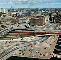 Utsikt från Stadshustornet mot nedre Norrmalm och vidare åt nordost över stan. Närmast Stadshuskajen och Klarastrandsleden.