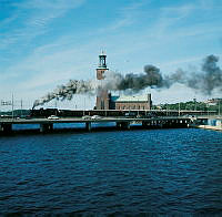 Ett museitåg med ånglok far söderut på Norra Järnvägsbron. Vy från Vasabron, i bakgrunden Stadshuset.