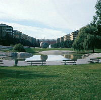 Vid plaskdammen i Tessinparken. I fonden Fältöversten under byggnad.