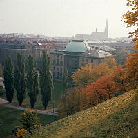 Observatorielunden i höstfärger. Vy från kullen ned mot Handelshögskolan. I fonden Johannes kyrka.