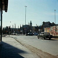 Norrlandsgatan mot korsningen av Hamngatan. Kungsträdgården med Jakobs kyrka i fonden. T.h. bio- och teaterreklam på plank till kv. Hästen.