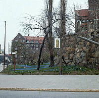 Planterat parti vid Karlavägen nedanför Engelbrektskyrkan, sett från Uggelviksgatan. I bakgrunden kvarteret Skatan.