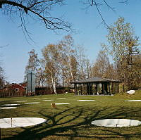 Skulpturpark med fontäner på Drottningberget, ca 100 m. öster om Borgen på Gärdet. Vy åt norr.