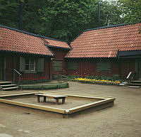 Parkleken i Observatorielunden, Saltmätargatan 25. Gården med sandlåda.