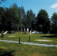 Skulpturpark med fontäner på Drottningberget, ca 100 m. öster om Borgen på Gärdet.