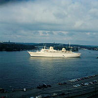 M/S Kungsholm för ankar på Strömmen. Vy från Katarinahissen, i förgrunden Stadsgårdsleden.