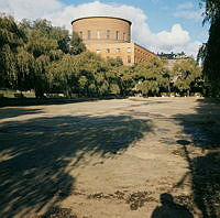 Observatorielunden. Plaskdammen (torrlagd) mot Stadsbiblioteket.