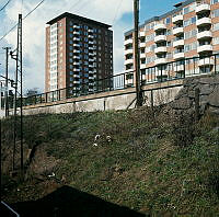 Nacka. Vy från Sickla station åt nordväst mot två bostadshus i Alphyddan.