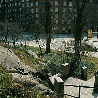 Vy från trapporna vid Engelbrekts Kyrkogata mot hörnet av Karlavägen och Kungstensgatan.