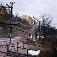 Gångbro över Värmdövägen från Nacka station till Finntorp.