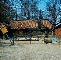 Parkleken vid Saltmätargatans förlängning i Observatorielunden. Norra byggnadens södra fasad.