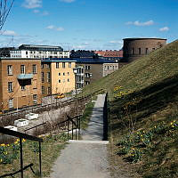 Promenadväg i nordvästra delen av Observatorielunden. I bakgrunden Stadsbiblioteket.